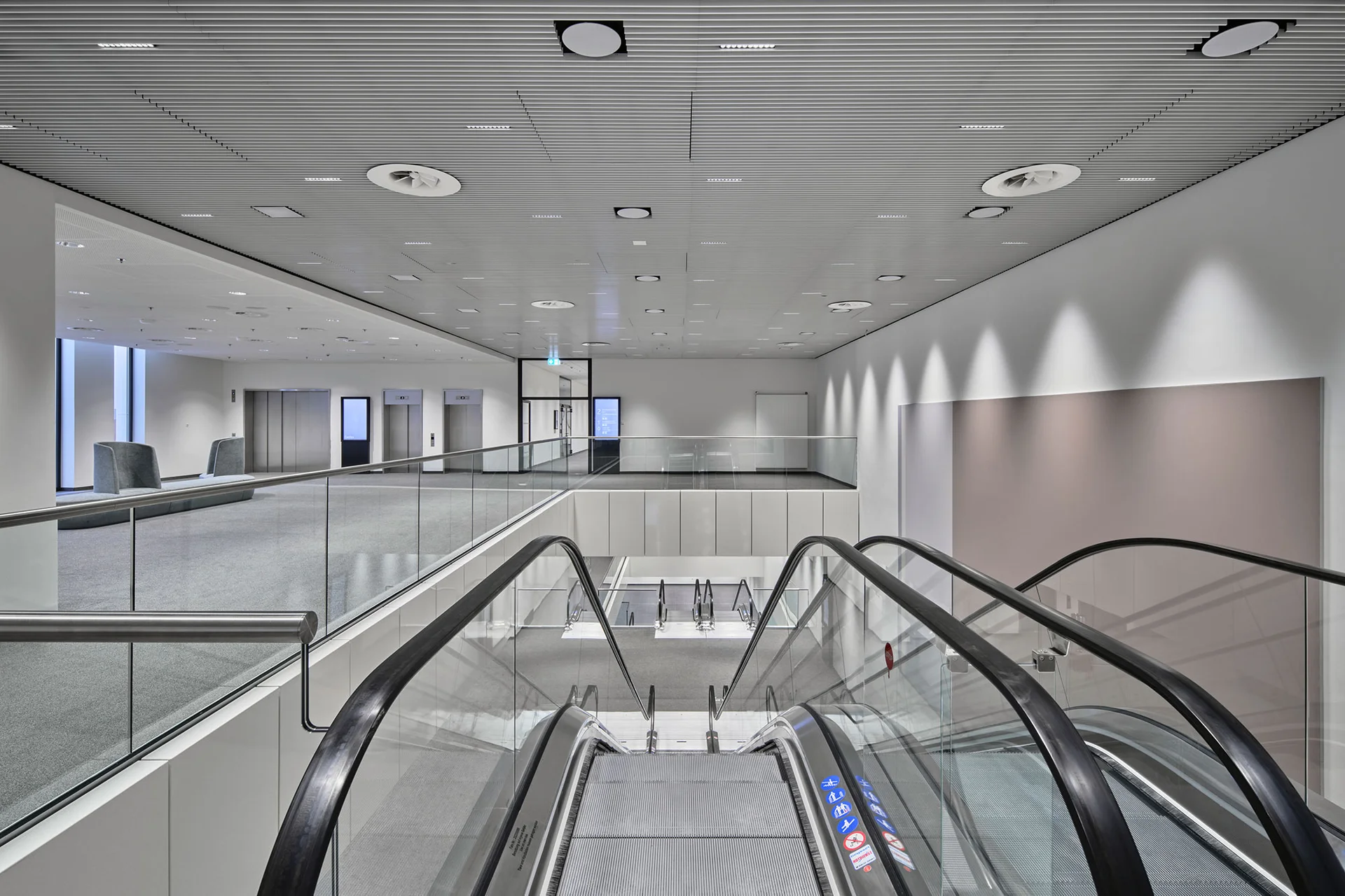Kc_Confex_Level_2_Foyer_Nord_Verbindung_zu_Level_1_Aufzuege.jpg